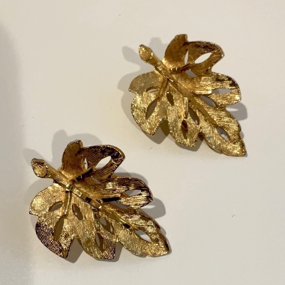 Vintage shiny gold leaf clip earrings. Marked “B.S.K.” - Picture 3 of 6